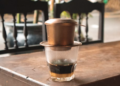 Le café vietnamien : une histoire de grains, de lait et de gestes