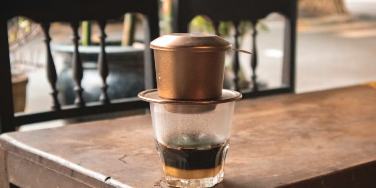 Le café vietnamien : une histoire de grains, de lait et de gestes